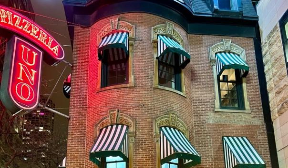 exterior of pizzeria uno in chicago