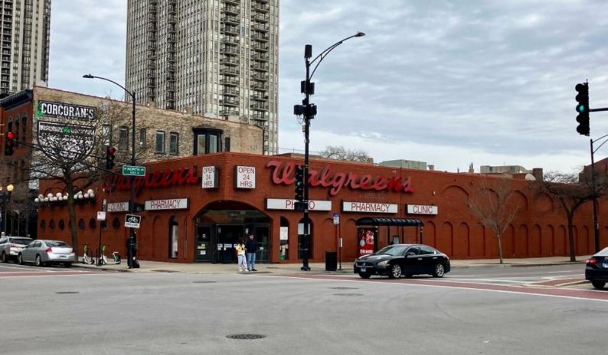exterior view of the walgreens in the chicago where the 1982 tylenol/cyanide crimes occured