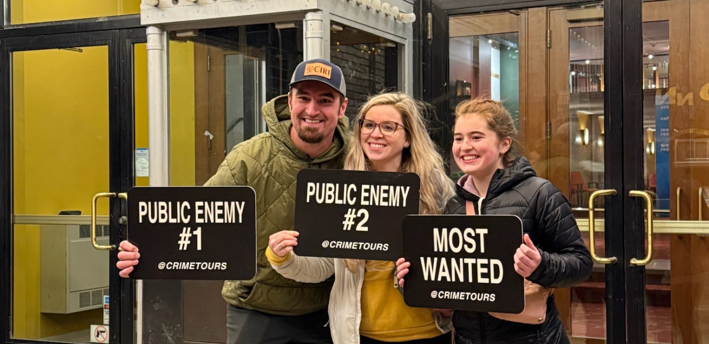 family on a chicago night crime tour