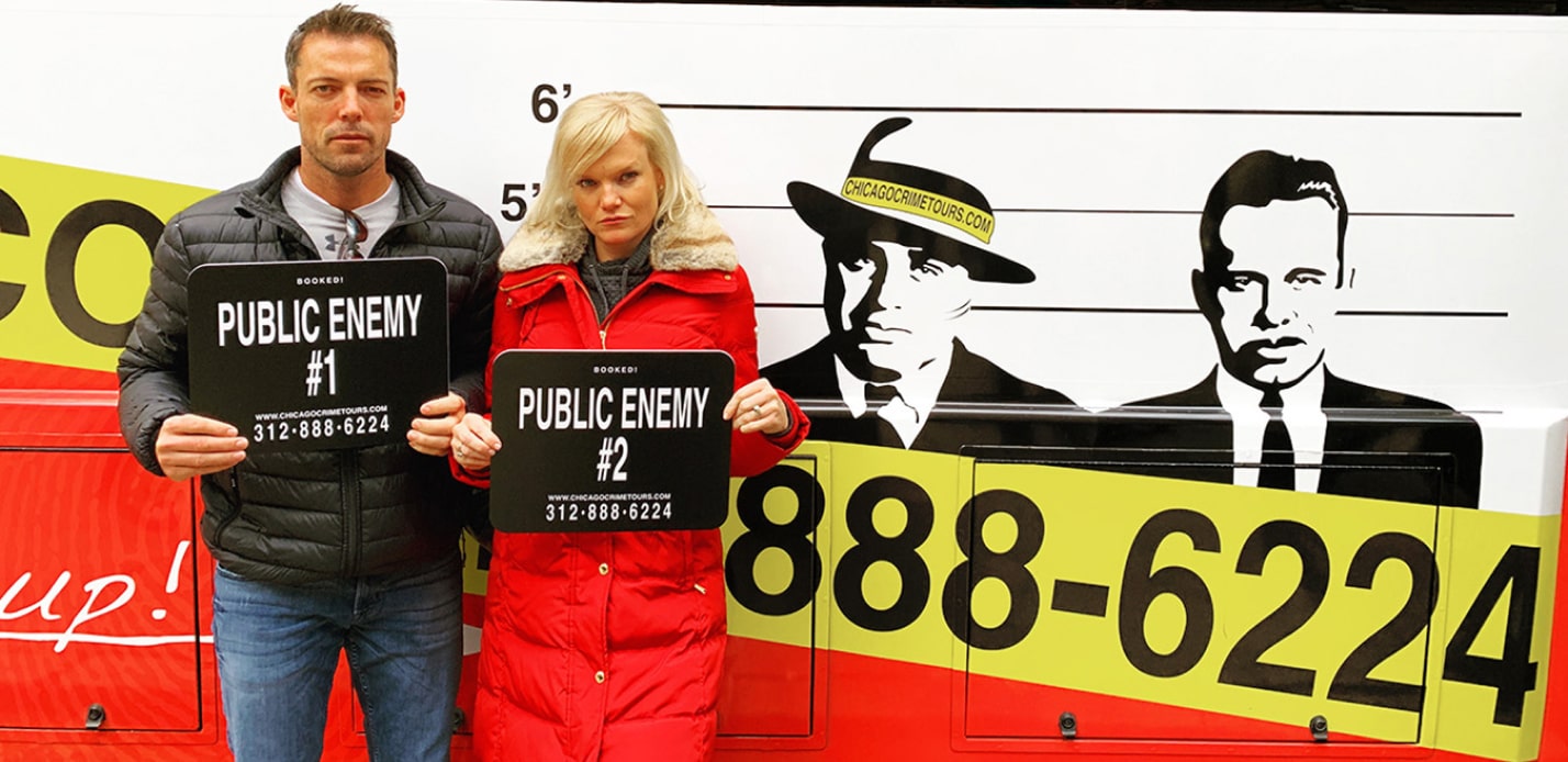 couple on front of the chicago crime tour bus