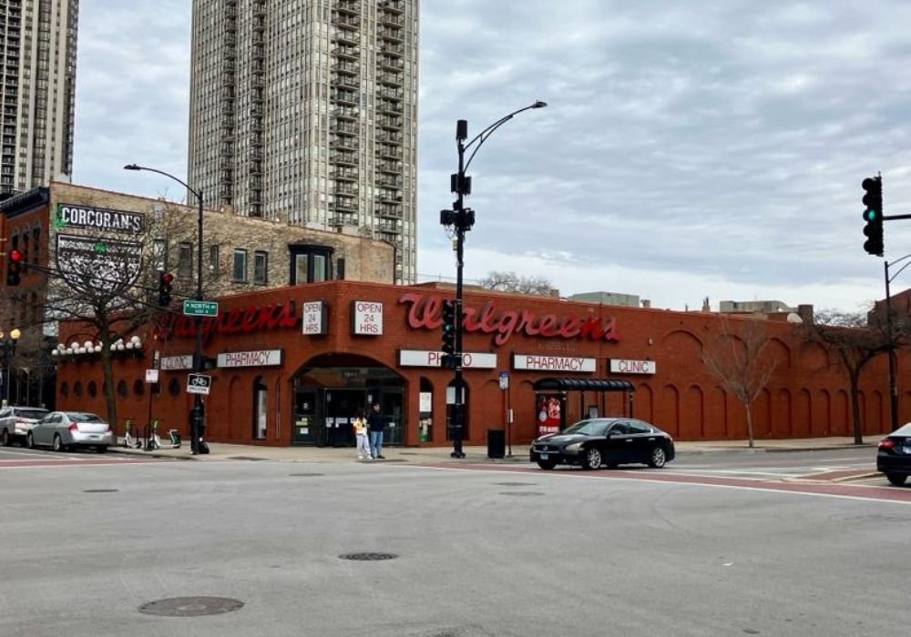 exterior view of the walgreens in chicago known for the 1982 tylenol incident