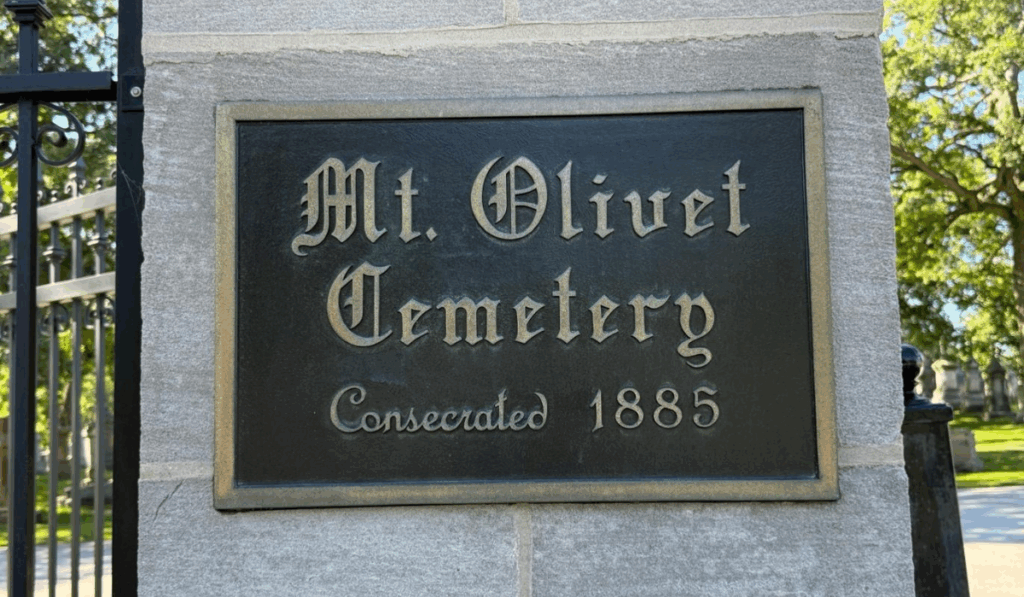 entrance sign for mt olivet cemetery where al capone was previously buried
