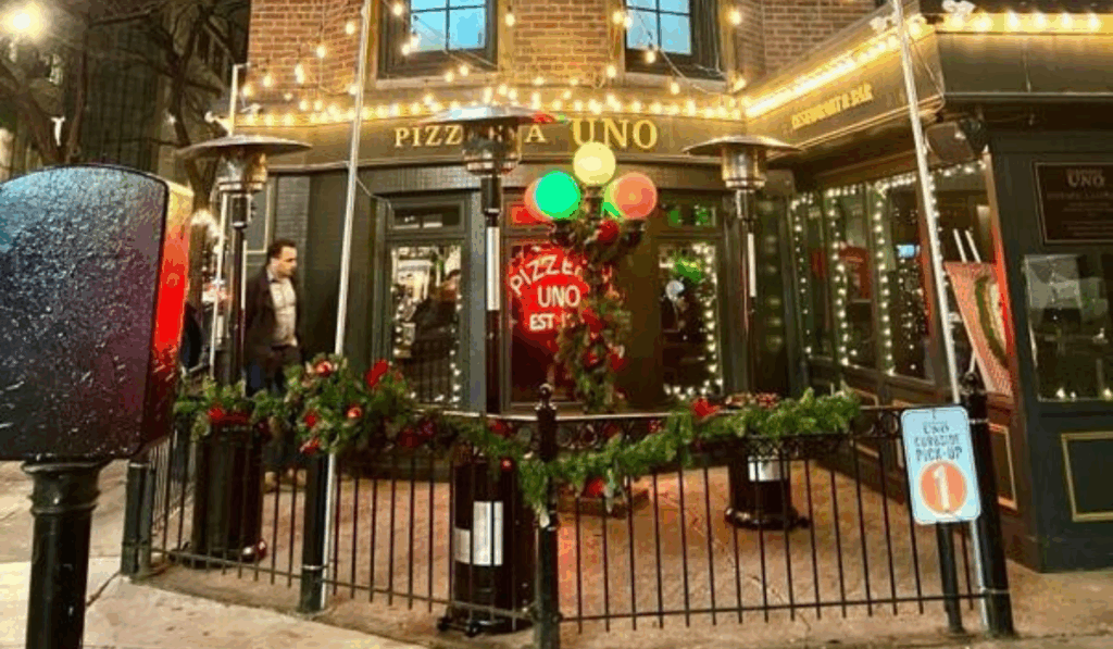 exterior of pizzeria uno in chicago