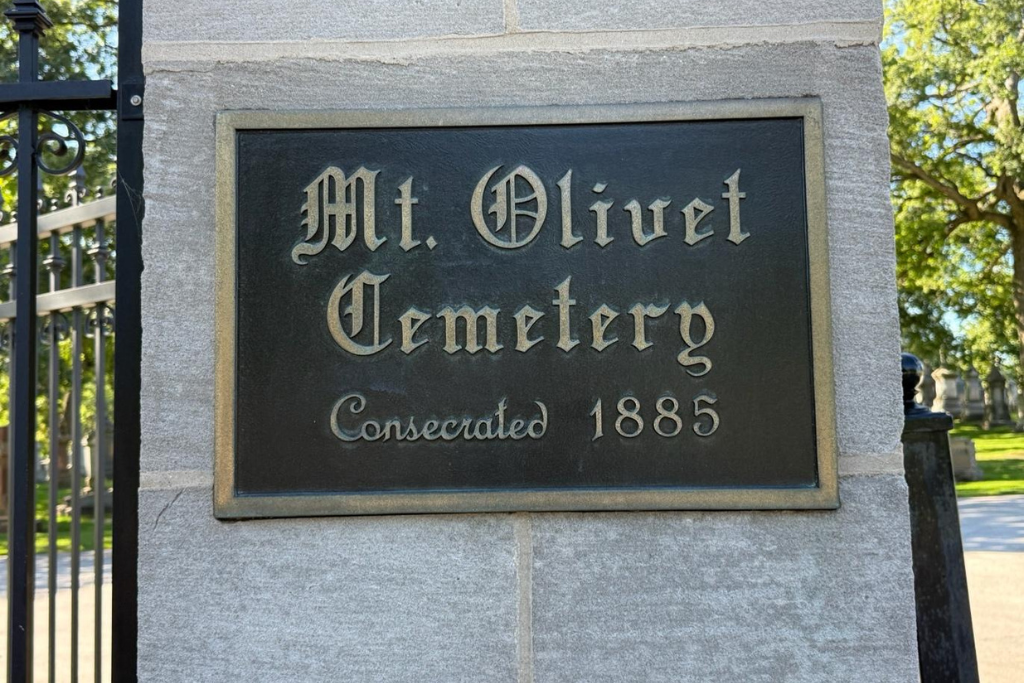 Famous Chicago Cemeteries and Graves: Where Notorious Mobsters are Buried