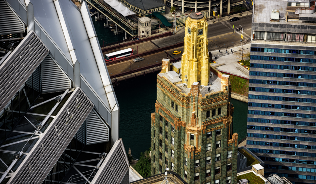 picture of the "Carbide and Carbon" building, also known as the champagne bottle building which was built in the 1920s