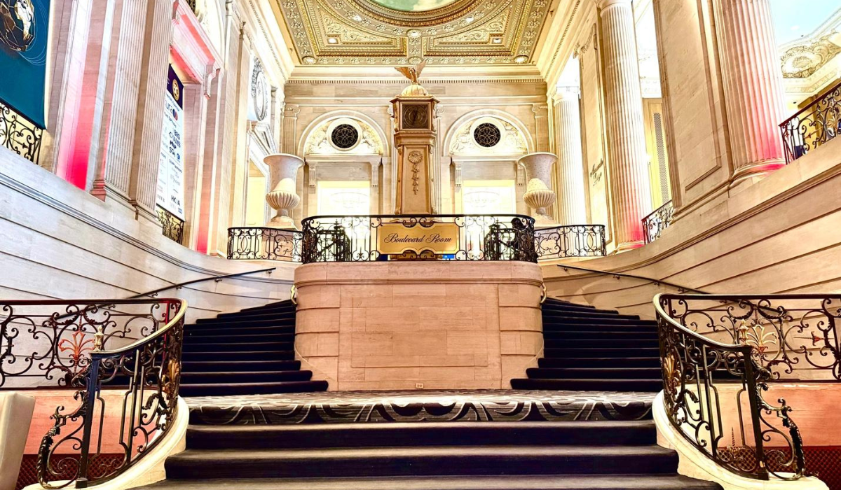 chicago filming location for Road to Perdition grand staircase of the hilton chicago