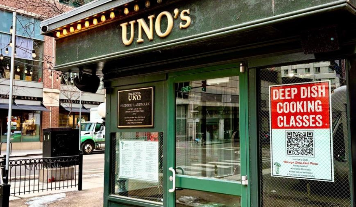 photo of the exterior of Uno's pizzeria, with their deep dish cooking class sign in the window which is a great company outing in chicago for medium-sized groups