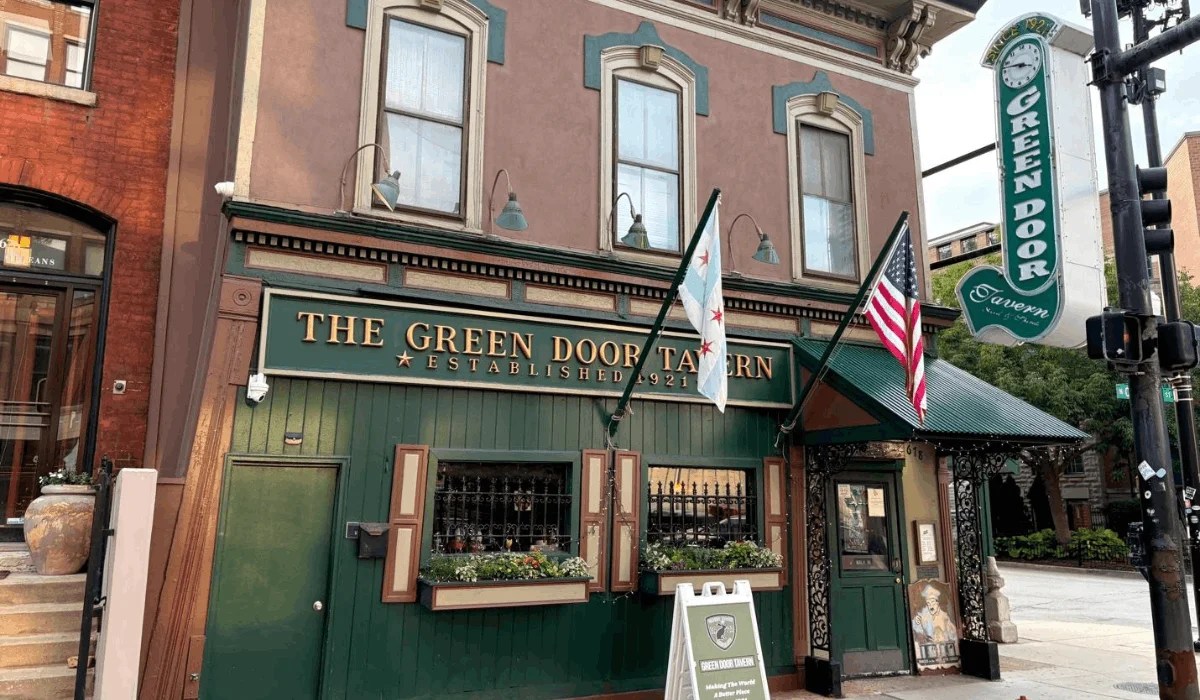 exterior of the green door tavern in chicago
